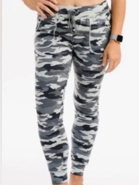 Zyia Gray Camo Unwind Drawstring Jogger Leggings pants. Women’s size large